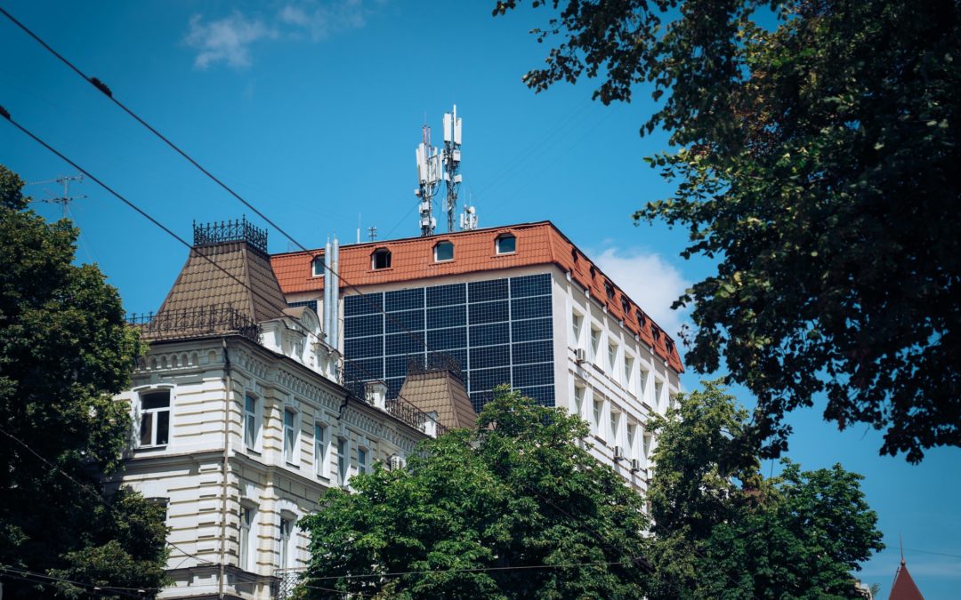 For the first time in the historic center of Kiev on the facade of the building installed solar panels for independent energy supply